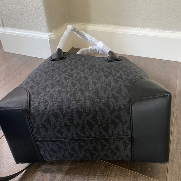 Brand New🖤 Michael Kors Medium Black handbag! - Picture 3 of 6